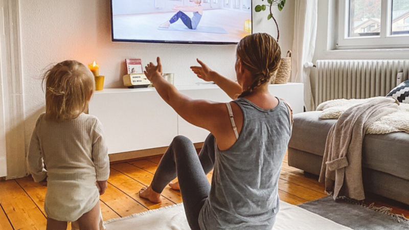 Kundin macht im Wohnzimmer Pilates online