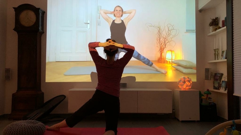 WohnzimmerPilates Beamer Kundin beim WohnzimmerPilates