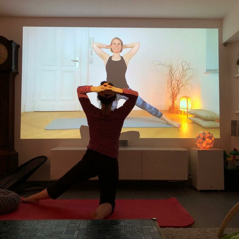 Kundin beim WohnzimmerPilates