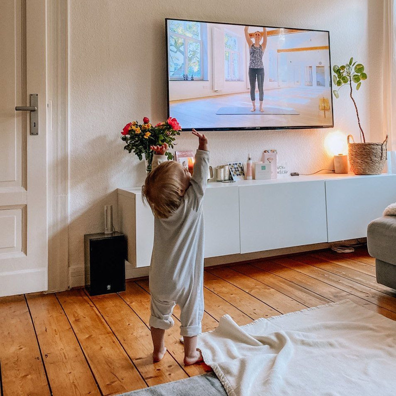 WohnzimmerPilates für die gesamte Familie Kleinkind nimmt am WohnzimmerPilates teil