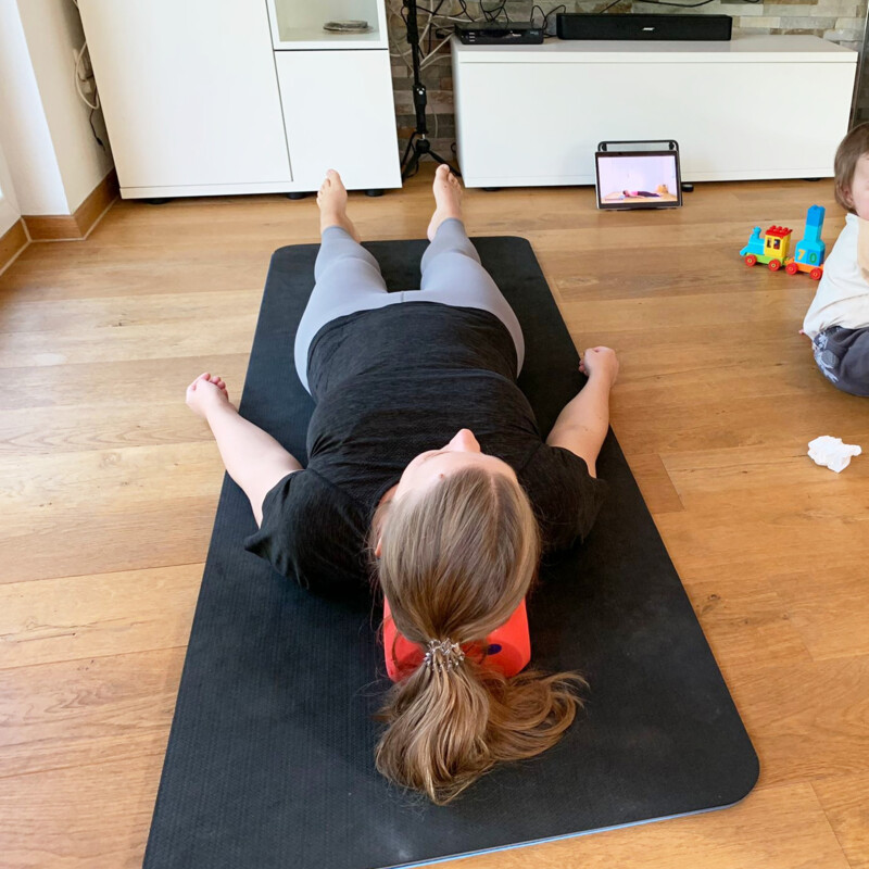 Franzi macht Pilates mit einem Schaumstoffwürfel (Kinderspielzeug)
