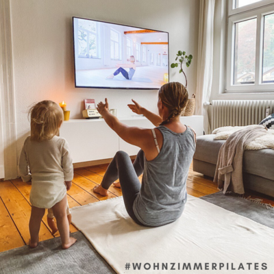 Kundin macht im Wohnzimmer Pilates online